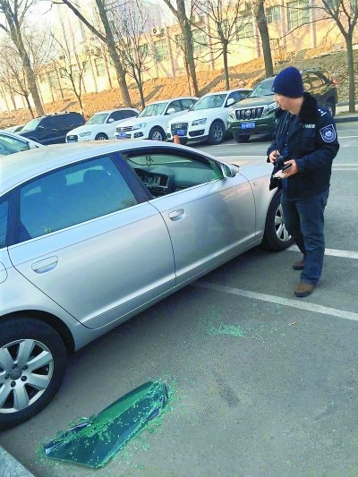 北京朝陽一停車場凌晨十余車被盜砸疑團伙行竊