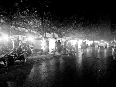 鄭州兩小區(qū)光投強(qiáng)噪音大 使人夜不能寐輾轉(zhuǎn)反側(cè)