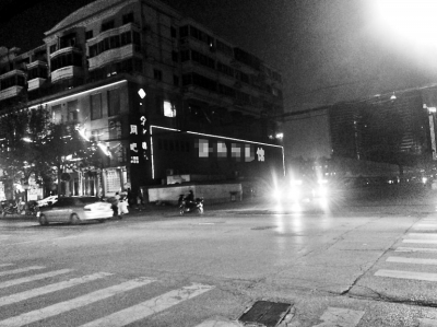 鄭州兩小區(qū)光投強(qiáng)噪音大 使人夜不能寐輾轉(zhuǎn)反側(cè)