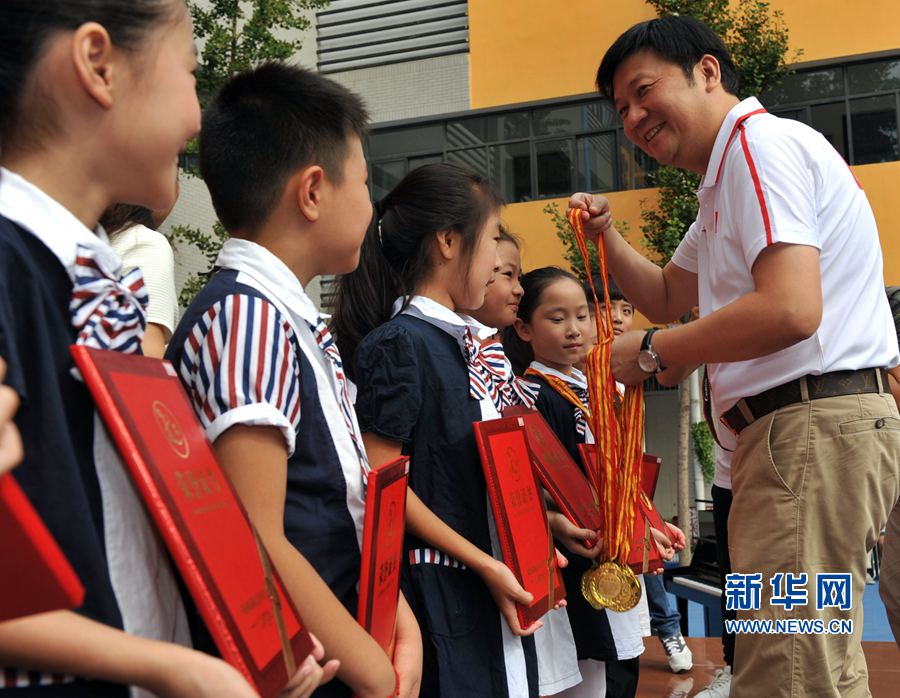 鄭州:奧運(yùn)冠軍走進(jìn)校園傳遞正能量 鄭州:奧運(yùn)冠軍走進(jìn)校園傳遞正能量