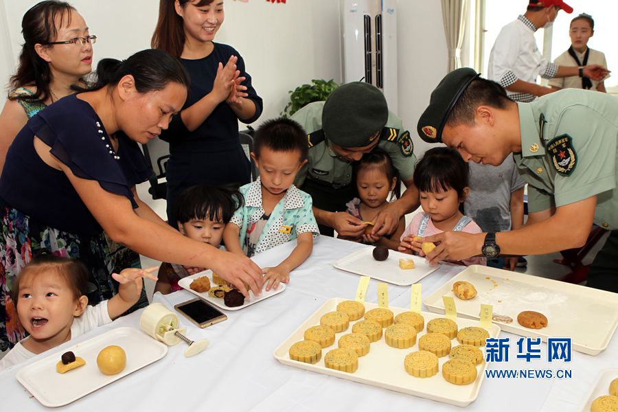 河南許昌:中秋月圓 軍民情深