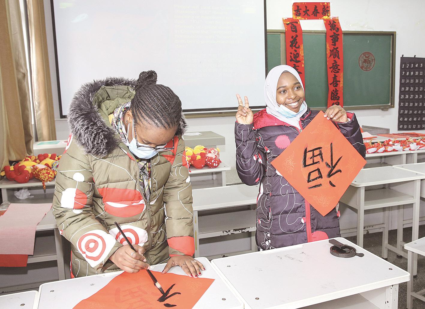 2月7日，湖北文理學院外國留學生學寫福字。 （視界網(wǎng) 楊東 攝）