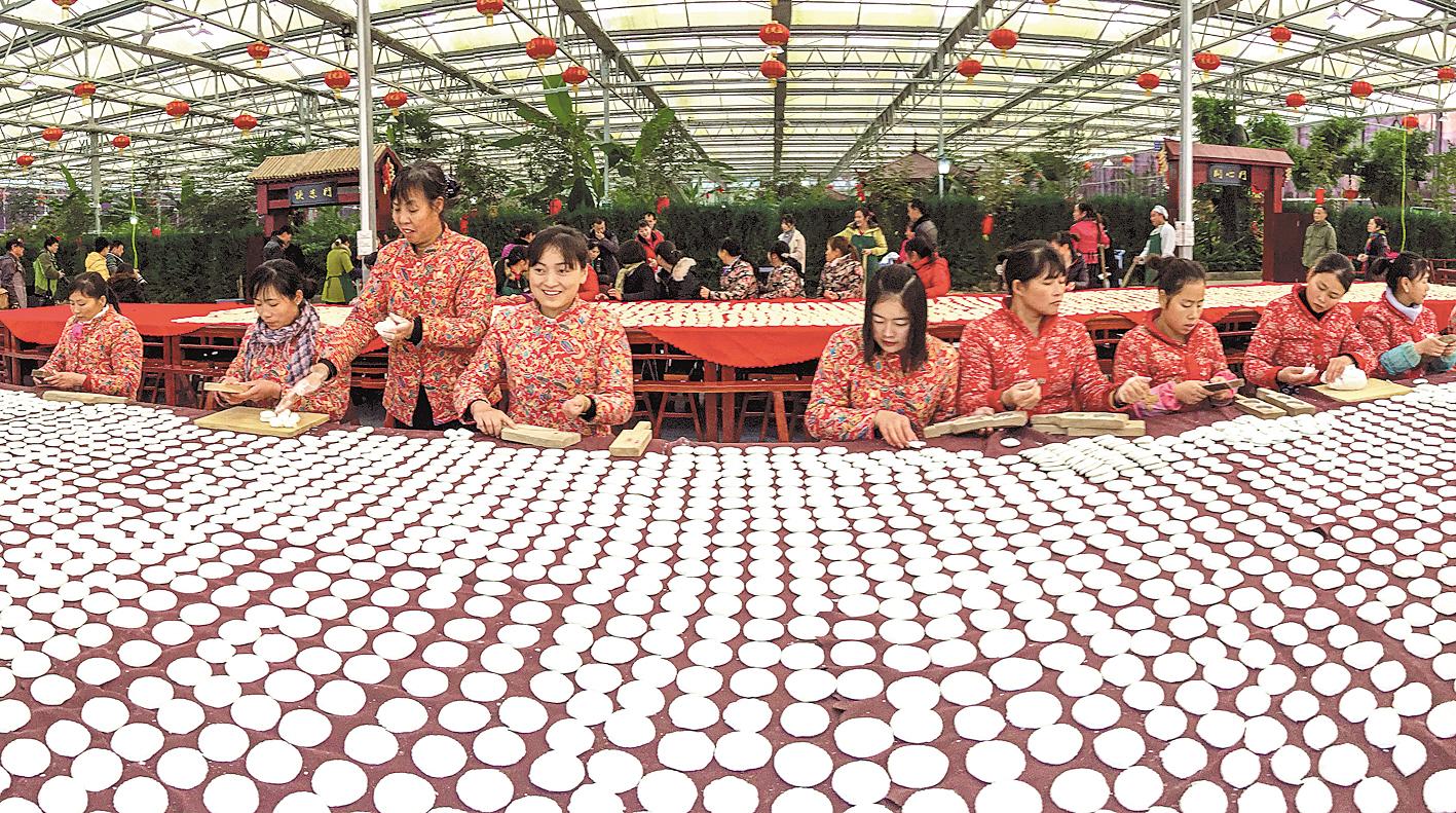 2月3日，大冶市龍鳳山莊的員工正在制作印子粑。印子粑是鄂東地區(qū)特色農(nóng)副產(chǎn)品，寓意團團圓圓，深受群眾喜愛。（視界網(wǎng) 饒超毅 程良友 攝）