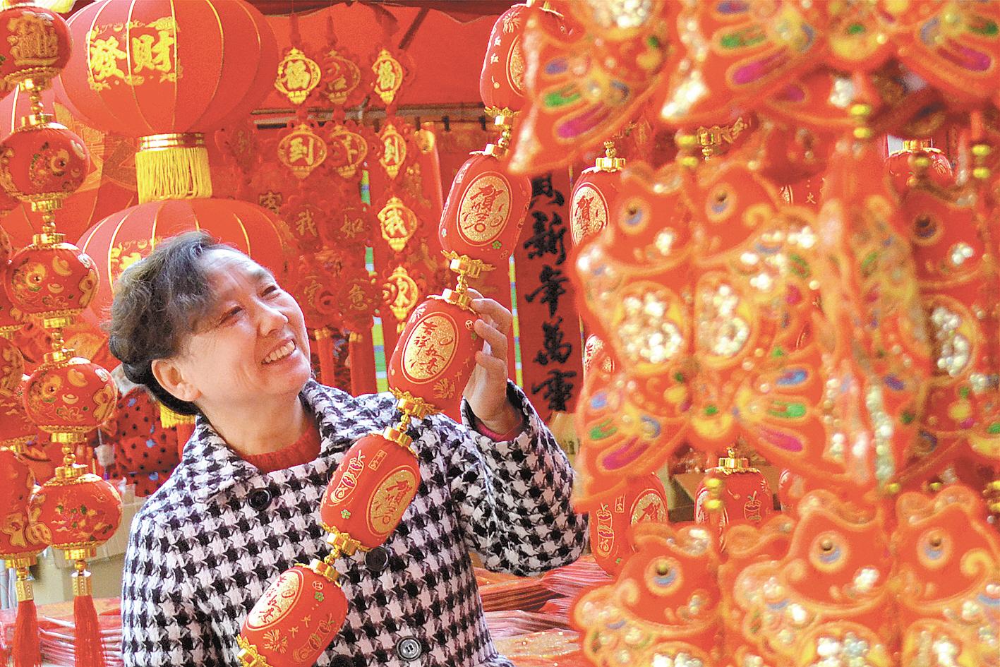 2月1日，市民在十堰市鄖陽區(qū)年貨集市選購新春飾品，紅紅火火迎新年。（視界網(wǎng) 楊顯有 攝）