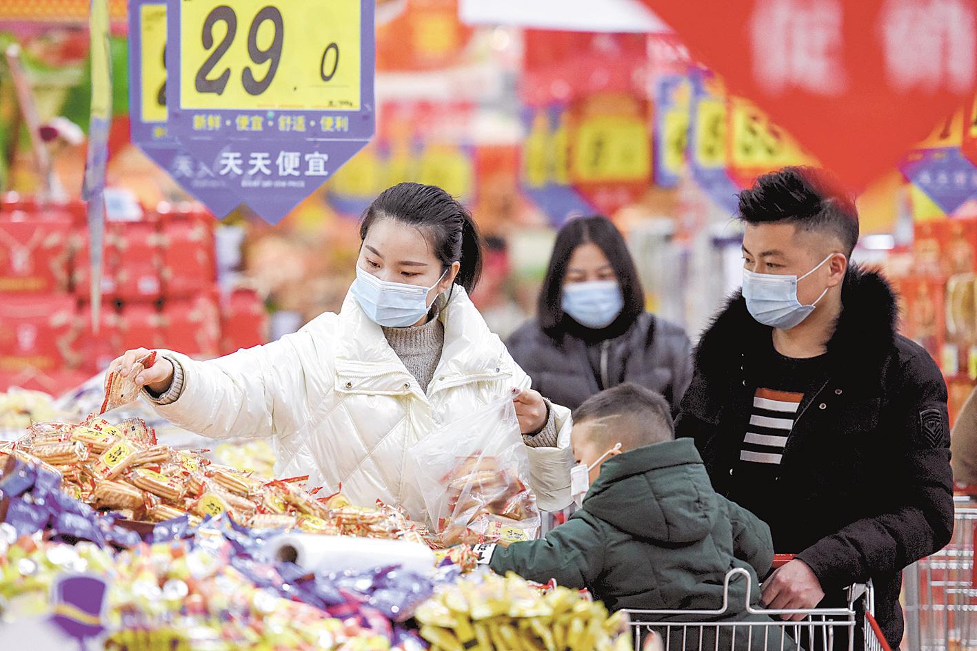 2月9日，消費者在荊州大潤發(fā)萬達店選購商品。荊州春節(jié)市場商品品種豐富、供應充足、質(zhì)優(yōu)價穩(wěn)。 （視界網(wǎng) 黃志剛 攝）