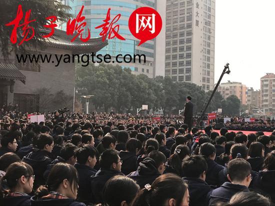 開放平臺(tái)上的學(xué)生成人禮演講。