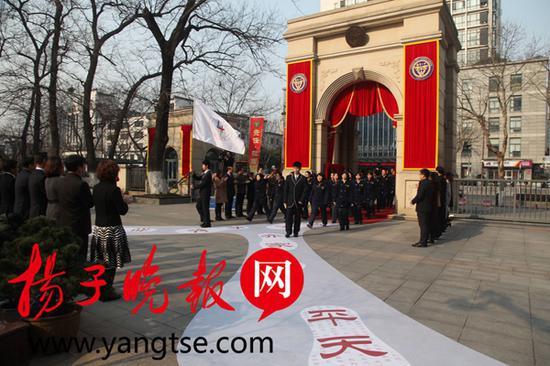 校領(lǐng)導(dǎo)和班主任迎接中門進(jìn)入的學(xué)生踐行“修身齊家治國(guó)平天下”的成人責(zé)任。