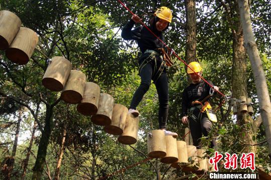 華中首家飛越叢林探險(xiǎn)項(xiàng)目落戶長(zhǎng)沙游客體驗(yàn)樹上探險(xiǎn)