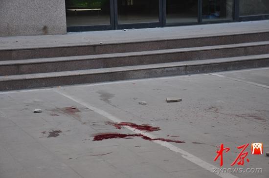 鄭州一男子從18樓跳下身亡 其妻稱“受了冤屈”