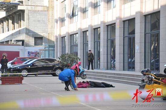 鄭州一男子從18樓跳下身亡 其妻稱“受了冤屈”