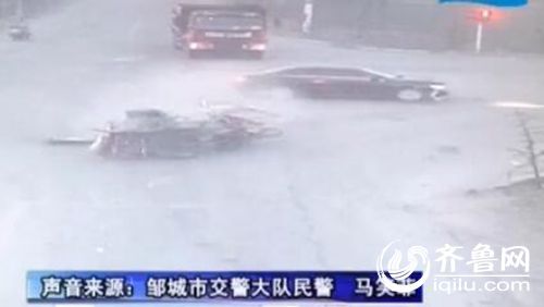 三輪車闖紅燈被轎車撞飛，司機(jī)從車內(nèi)甩出。