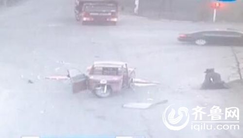 三輪車司機(jī)慢慢爬起來(lái)。