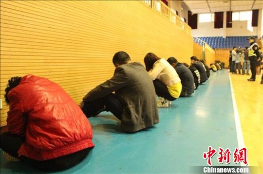 浙江富陽(yáng)警方突擊傳銷(xiāo)窩點(diǎn)抓獲80余人