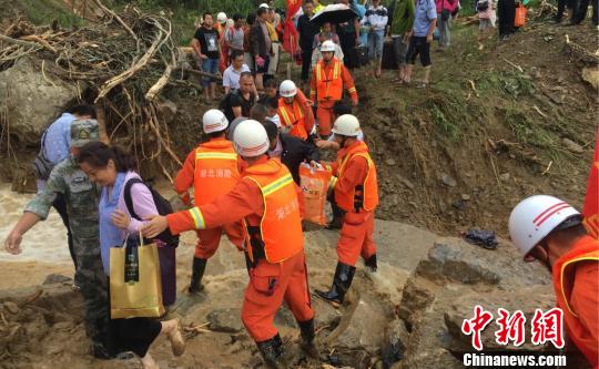 湖北五峰暴雨致40名游客被困消防緊急救援（圖）