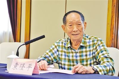 昨日，袁隆平來渝，參加重慶農(nóng)投種業(yè)發(fā)展戰(zhàn)略研討會。